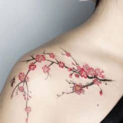 4 lindos tatuajes de flor de sakura para mujeres