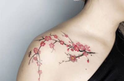 tatuajes de flor de sakura ramaje en hombros