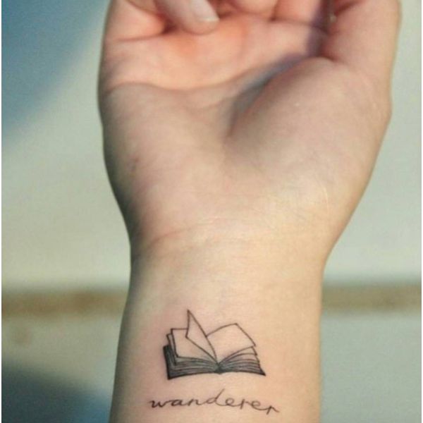 tatuajes de libros en el brazo en muñeca