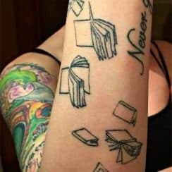 Originales tatuajes de libros en el brazo 2 significados