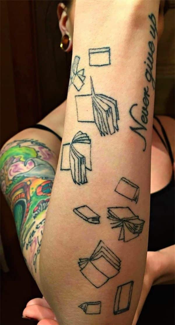 tatuajes de libros en el brazo siluetas