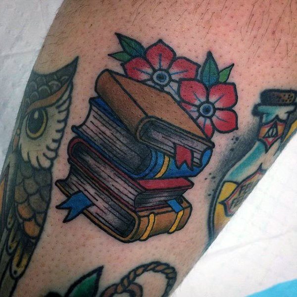 tatuajes de libros en el brazo tradicional