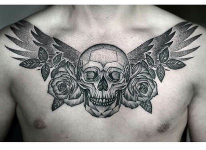 tatuajes en el pecho calaveras con alas y rosas