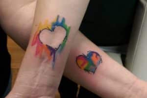 tatuajes madre e hija acuarela corazones