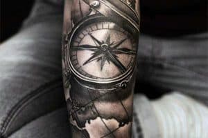 tatuajes para el brazo de brujulas escalas de grises