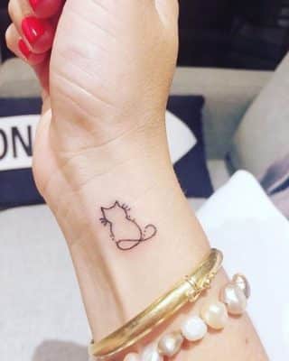 tatuajes pequeños gatitos siluetas delicadas