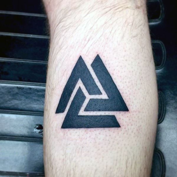 mini tatuajes para hombre tres triangulos