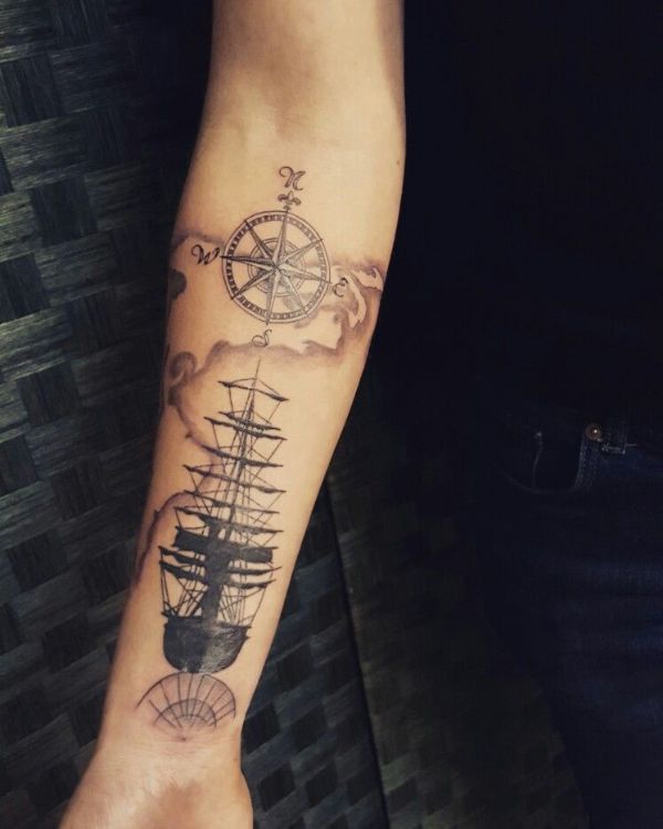 tatuaje de brujula y barco a contraluz