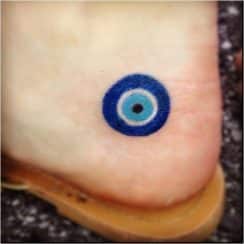 El significado del tatuaje ojo turco minimalista en 3 zonas