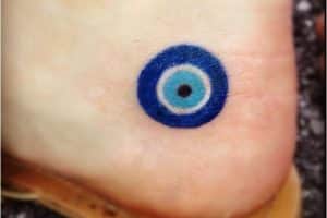tatuaje de ojo turco minimalista a color