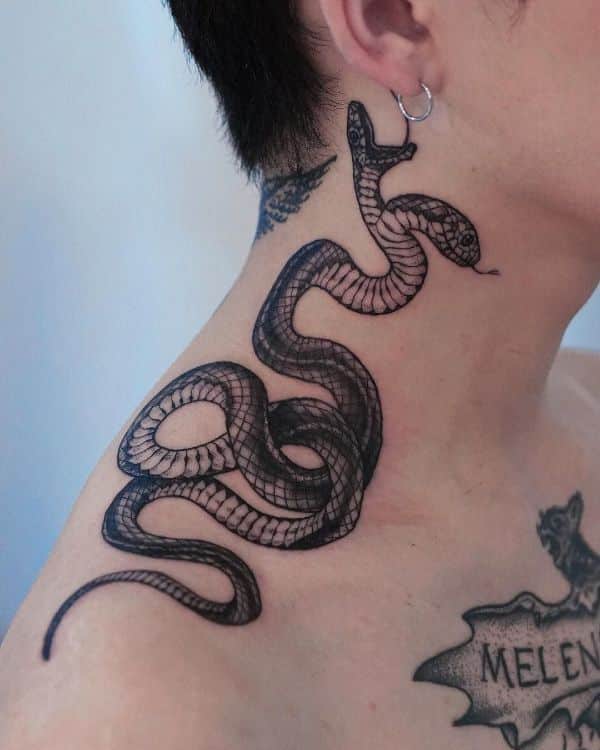 tatuaje serpiente de dos cabezas hombro y cuello