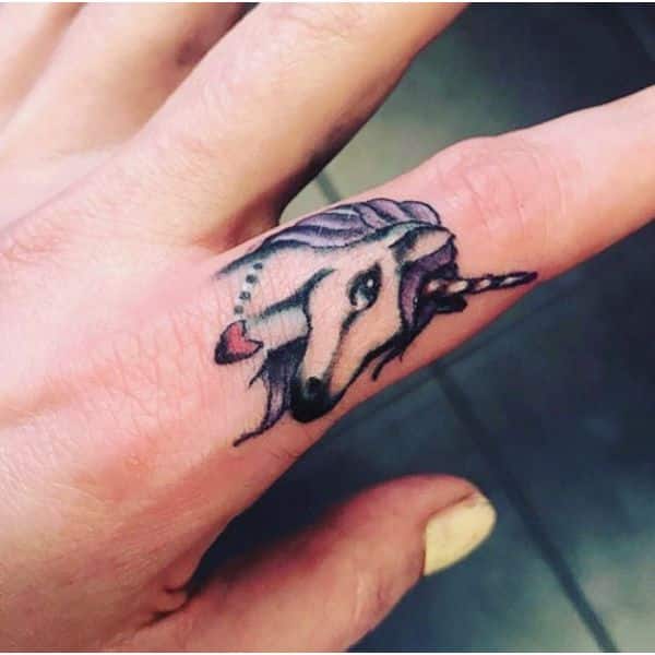 tatuaje unicornio en el dedo colorido
