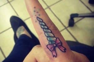 tatuaje unicornio en el dedo cuerno