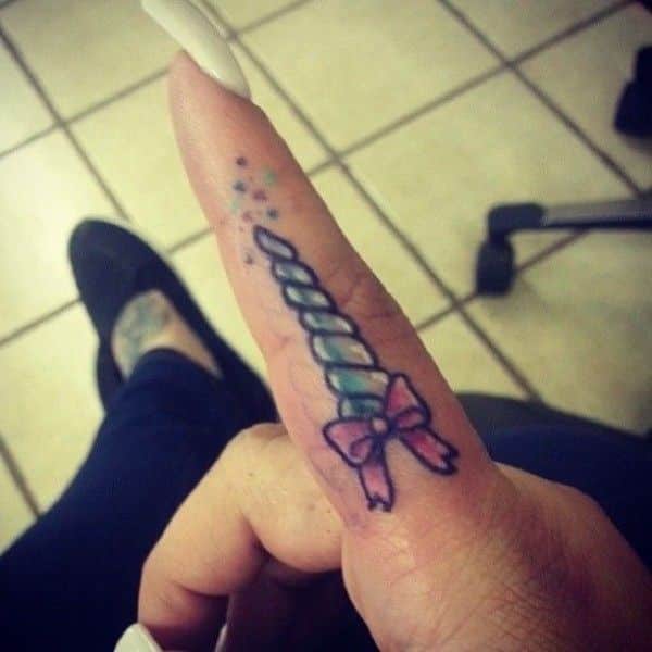 tatuaje unicornio en el dedo cuerno