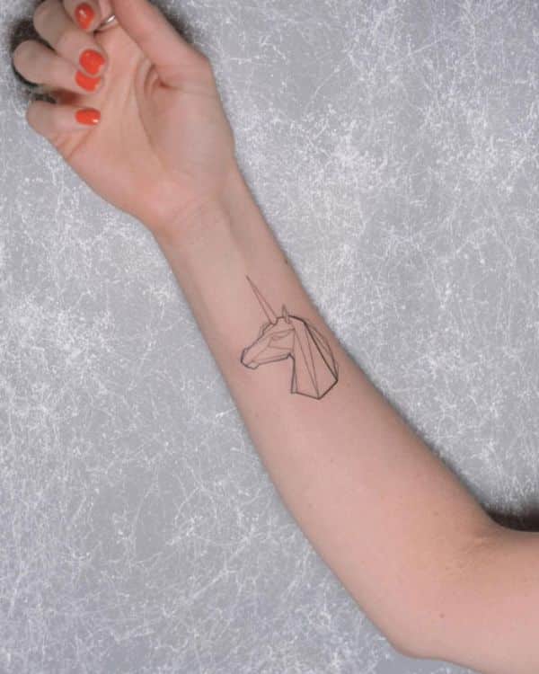 tatuaje unicornio en el dedo geometrico