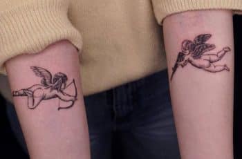 Tiernos tatuajes de 2 angelitos bebes homenaje