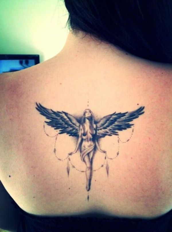 tatuajes de angeles en mujeres en espalda