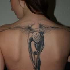 Delicados tatuajes de angeles en mujeres a 3 texturas