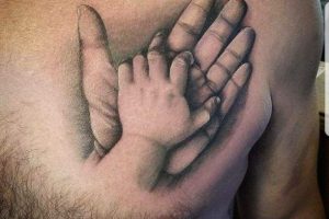 tatuajes de bebes para padres manos
