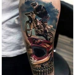4 tatuajes de cascos de moto en brazo y pecho