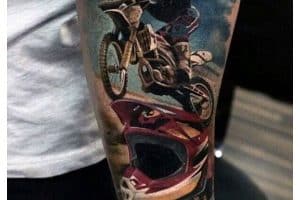 tatuajes de cascos de moto a colores