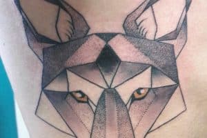 tatuajes de coyotes en el brazo geometrico