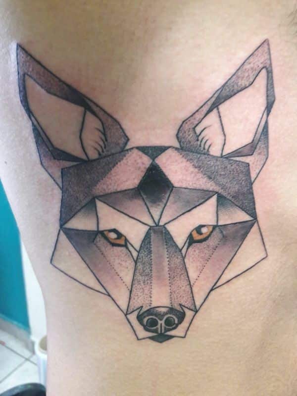 tatuajes de coyotes en el brazo geometrico