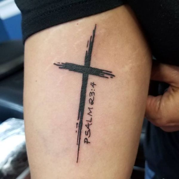 tatuajes de cruz de fe tipo manchon