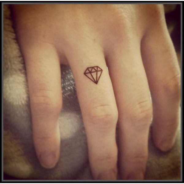 tatuajes de diamantes pequeños en el dedo