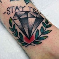 3 significados de tatuajes de diamantes pequeños en brazo