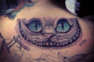 tatuajes de gato de alicia en espalda