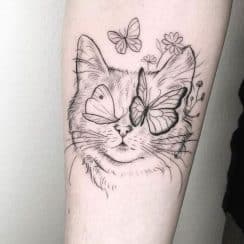 4 tatuajes de gatos con mariposas conceptos creativos
