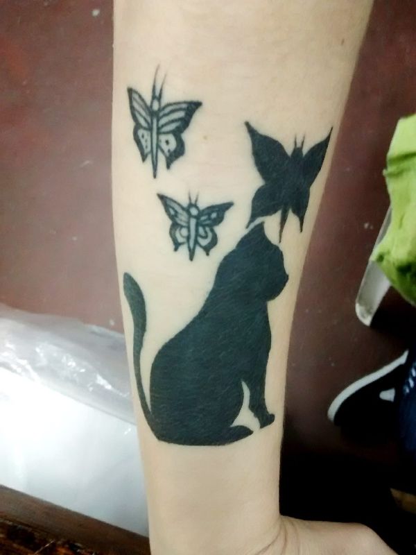 tatuajes de gatos con mariposas siluleta