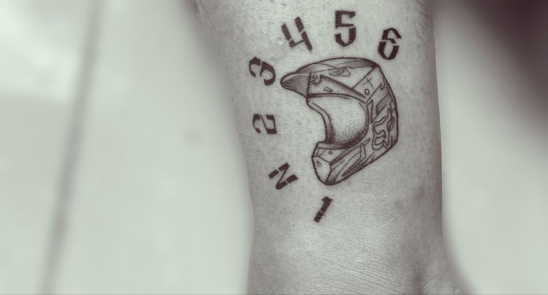 tatuajes de motos en el tobillo casco