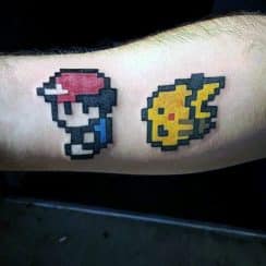 Coloridos tatuajes de pokemon 8 bits amantes de videojuegos