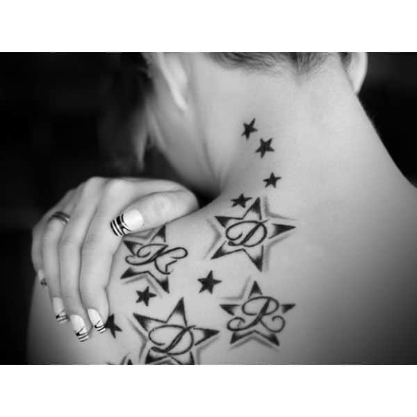 tatuajes en el cuello estrellas con iniciales