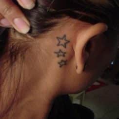 Tamaños en tatuajes en el cuello estrellas a 2 estilos