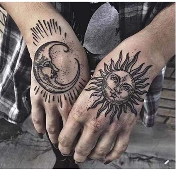 luna y sol tatuaje en la mano