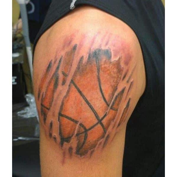 tatuaje de pelota de básquet piel desgarrada