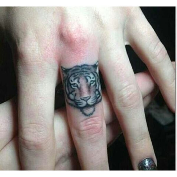 tatuaje de tigre en la mano en dedo