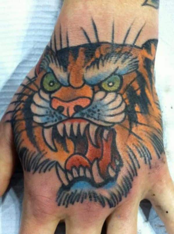 tatuaje de tigre en la mano otro estilo tradicional