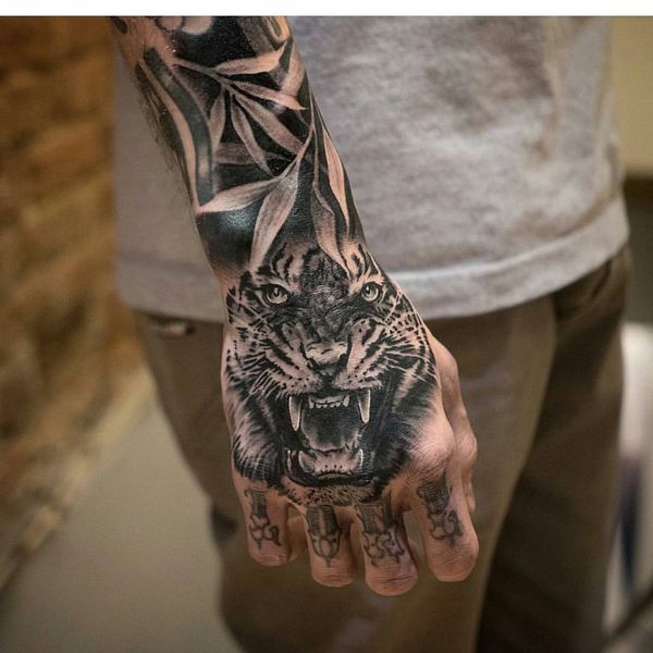 tatuaje de tigre en la mano realista