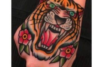 2 estilos en tatuaje de tigre en la mano hombre y mujer
