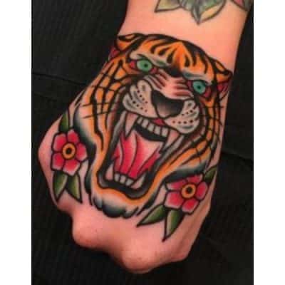 tatuaje de tigre en la mano tradicional
