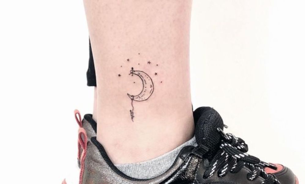 tatuajes de media luna pequeño