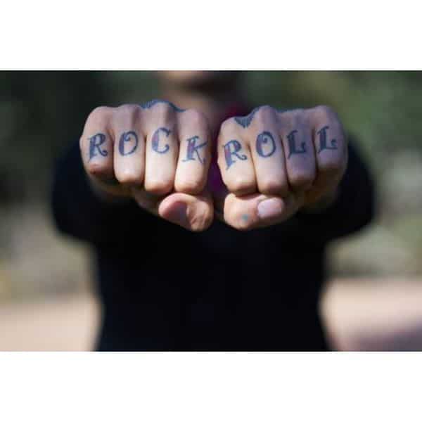 tatuajes de rock and roll en manos