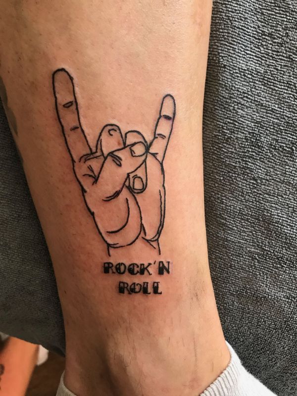 tatuajes de rock and roll manos caracteristicas
