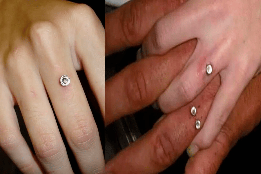 piercing incrustados en la piel en dedos para compromiso