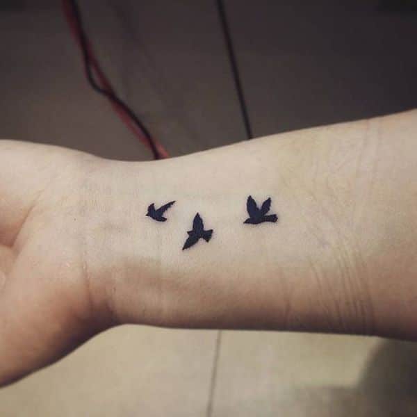 símbolo de la libertad tatuaje pequeñas aves
