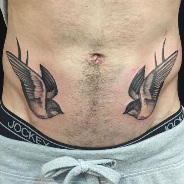 tattoo en la panza hombre golodrina
